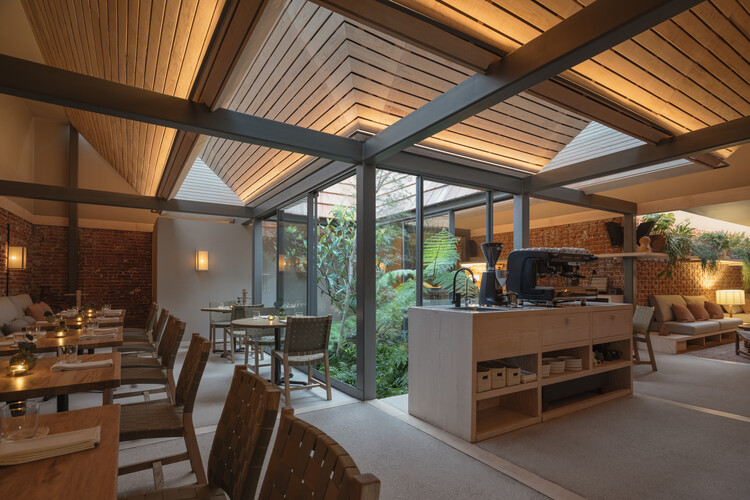 Ресторан AÚNA / MRD Arquitectos - Фотография интерьера, стол, диван, стул, балка