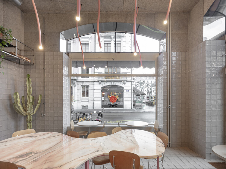Sawerdō Coffee & Bakery / БЮРО (Даниэль Замарбиде, Карин Пимента, Галлиан Замарбиде) - Фотография интерьера, кухня, стол, дерево, стул, окна, балка