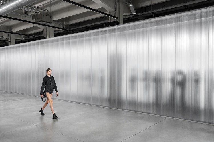 Сценография Антоса - Выпускной показ Polimoda 2023 / (ab)NORMAL - Интерьерная фотография