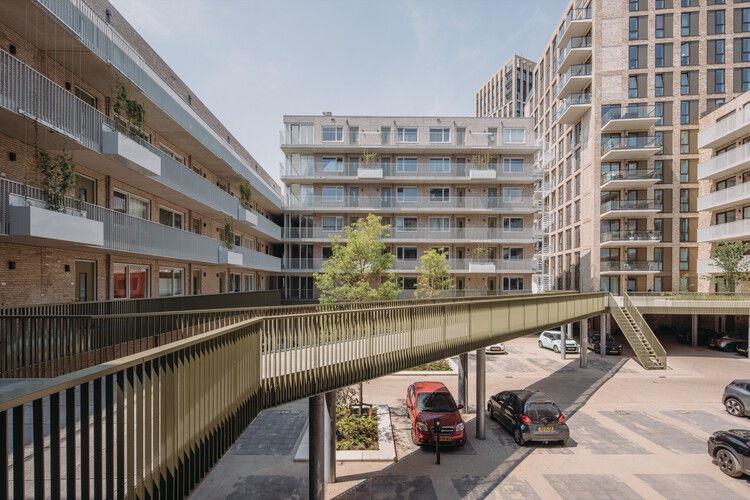 Социальное жилье Хавенкаде Неймеген / vanOmmeren-architecten + Architectuurcentrale Thijs Asselbergs - Фотография экстерьера, окна, фасад, перила