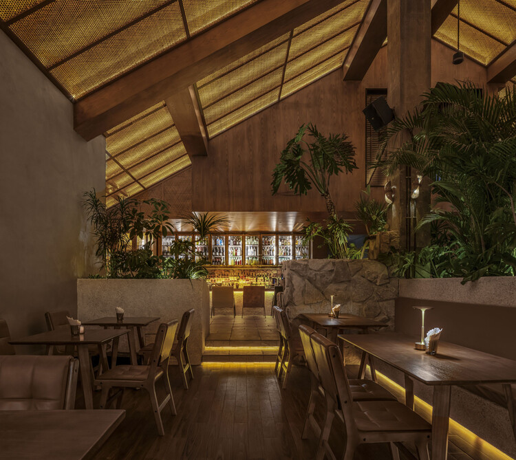 The Bond от Hide&seek Bar & Restaurant / DAGA Architects — Фотография интерьера, Столовая, Стол, Стул, Балка