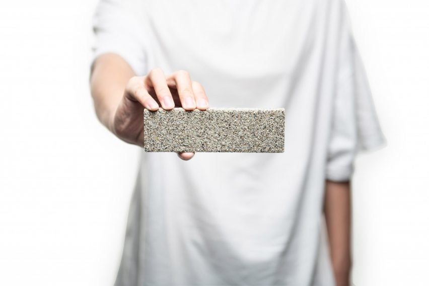 Человек, держащий YiBrick Permeable от Yi Design