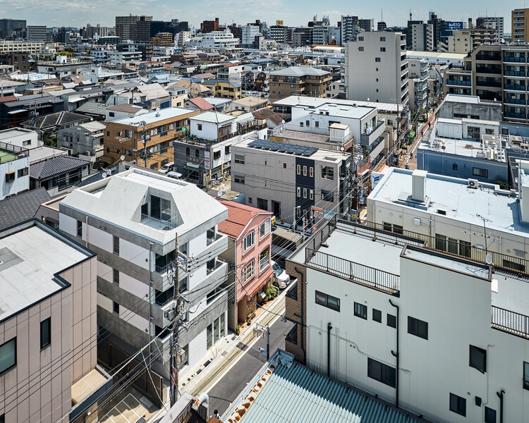Жилой комплекс в Омори-чо / SEITARO ASO ARCHITECTURE INC. - Окна, Городской пейзаж, Фасад