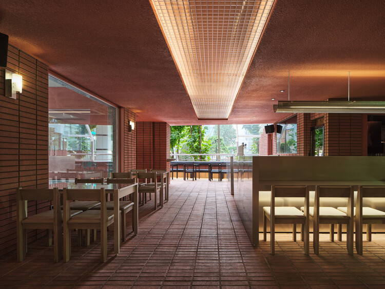 EOD Pub & Lounge / Studio Prepro - Фотография интерьера, столовая, стол, стул