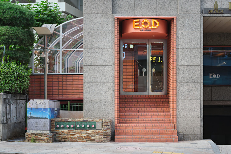 EOD Pub & Lounge / Studio Prepro - Фотография интерьера, дверь, кирпич, окна, фасад