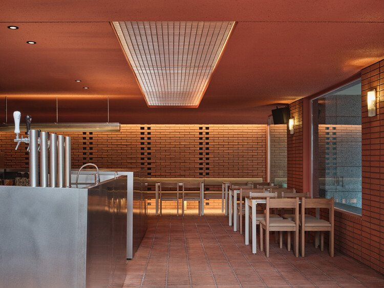 EOD Pub & Lounge / Studio Prepro - Фотография интерьера, стул, стол