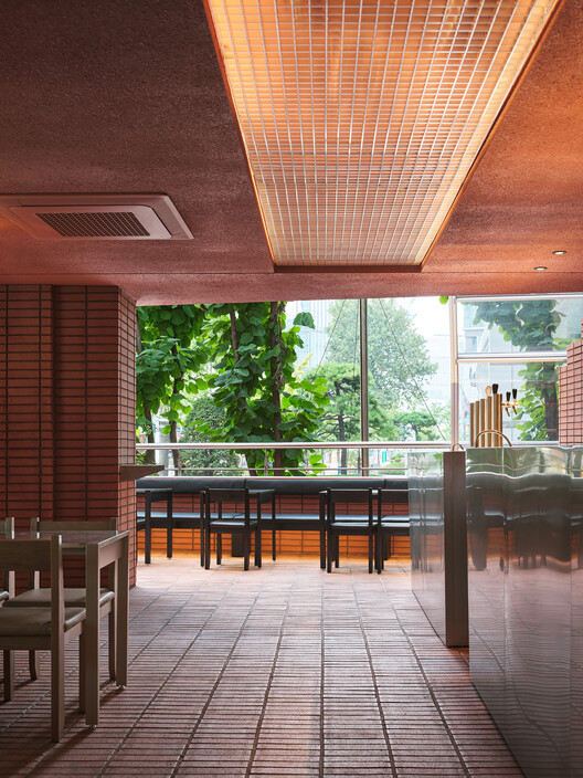 EOD Pub & Lounge / Studio Prepro - Фотография интерьера, стол