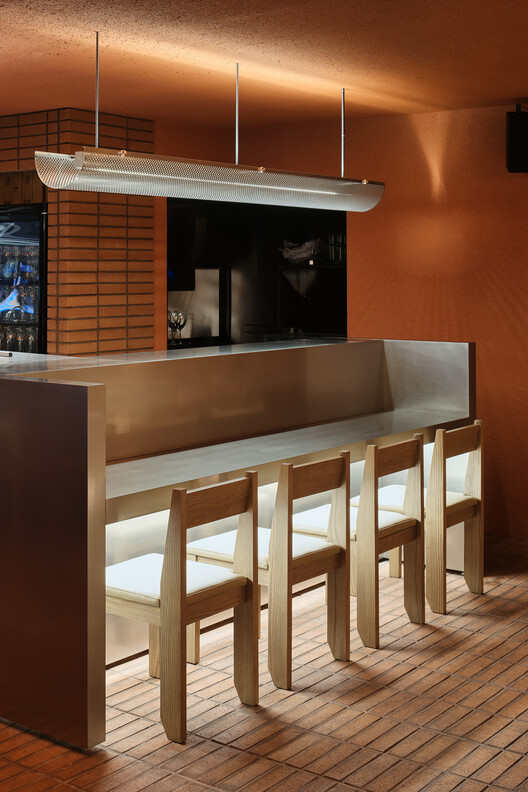 EOD Pub & Lounge / Studio Prepro — Фотография интерьера, кухня, стол, столешница