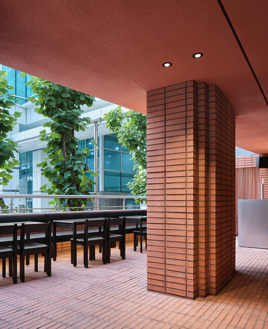 EOD Pub & Lounge / Studio Prepro - Фотография интерьера, окна