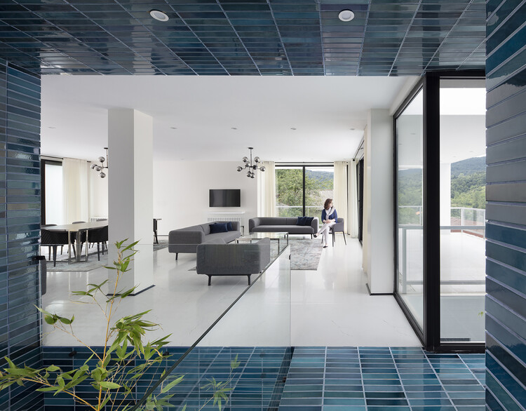 Вилла Сангде / AsNow Design & Construct — Фотография интерьера, кухня, стол, стул