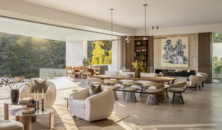 Stradella Ridge House / SAOTA - Фотография интерьера, гостиная, стол, диван, стул, окна