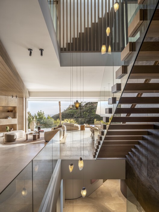 Stradella Ridge House / SAOTA - Фотография интерьера, кухня, лестница, перила, балка
