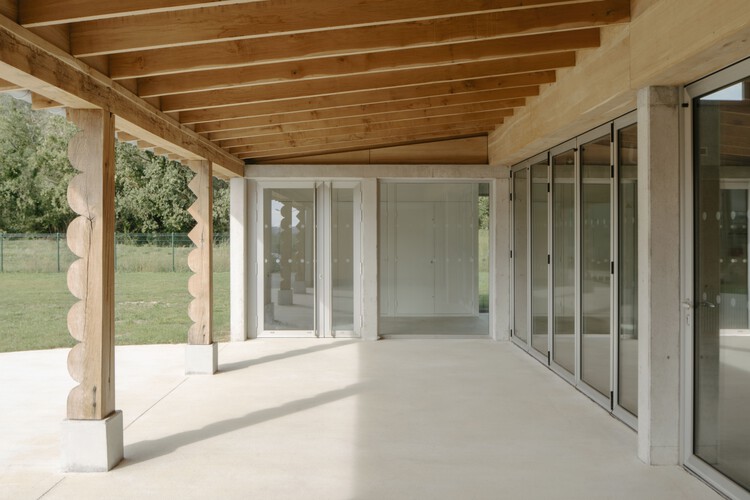 Фестивальный зал / Фигуры Architectes + Depeyre Morand Architectures - Фотография интерьера, дверь, фасад, балка
