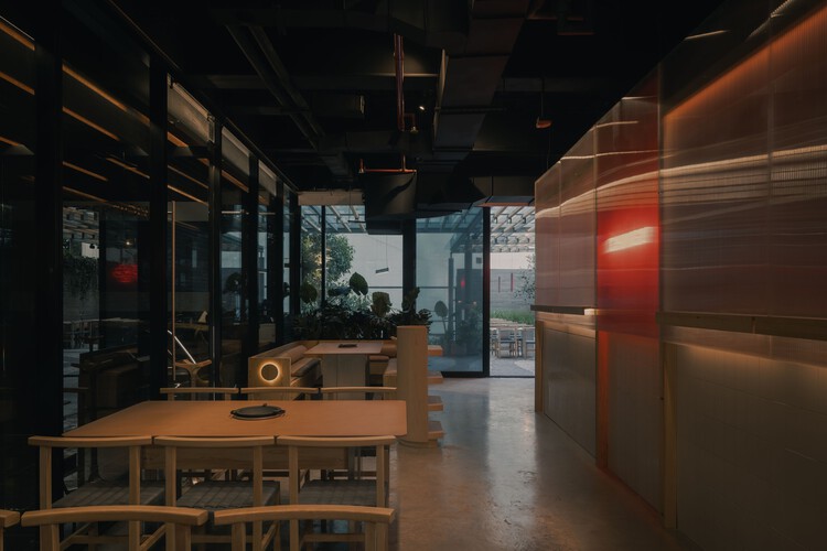 Ресторан CHINGU / Worc Arquitectos - Фотография интерьера, Столовая, Стол