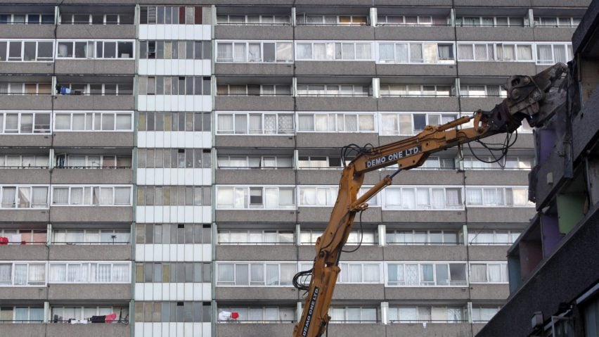 Кран сносит здания в поместье Эйлсбери в Лондоне.