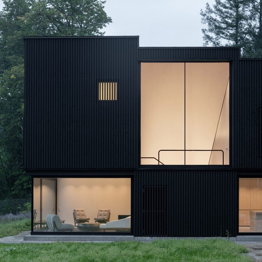 Фасад деревянного дома у озера от Appels Architekten