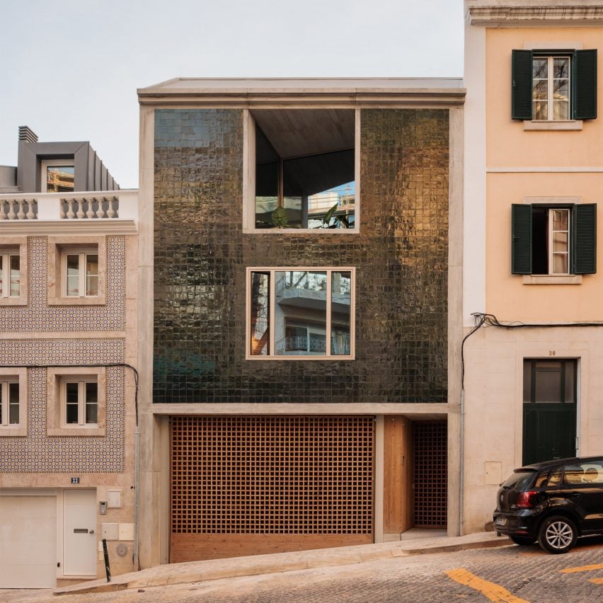 Бетонный дом, украшенный зеленой плиткой в ​​Лиссабоне от Bak Gordon Arquitectos
