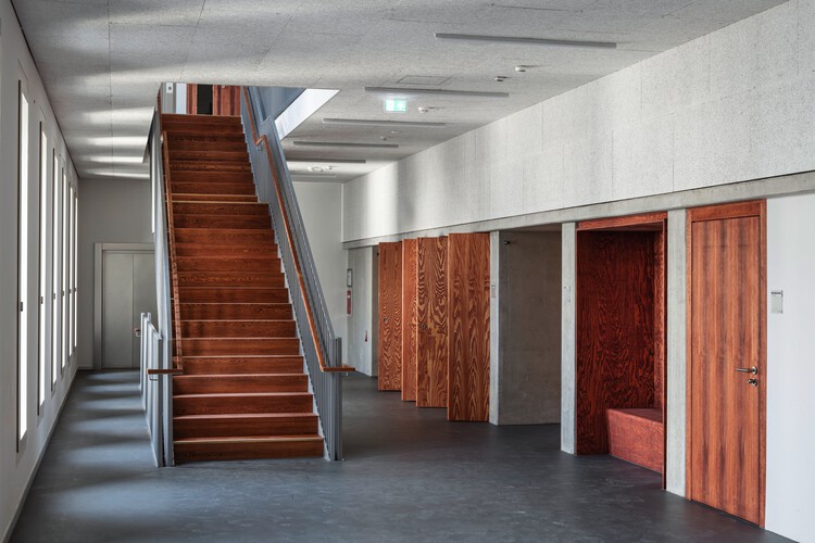 Здание семинара Университета Филиппа в Пилигримштайне, Марбург / Dichter Architekturgesellschaft - Фотография интерьера, лестницы, перила