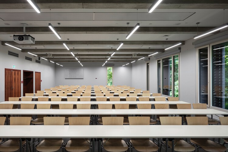 Здание для семинаров Университета Филиппа в Пилигримштайне, Марбург / Dichter Architekturgesellschaft - Фотография интерьера, столовая, освещение, окна, стул