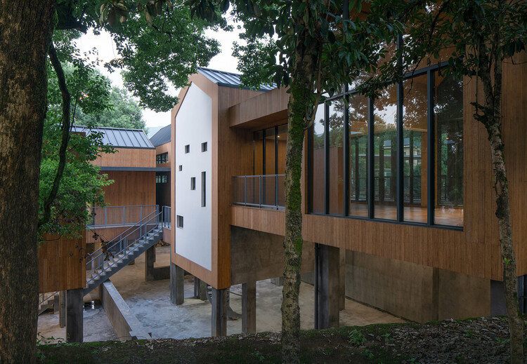 Xikou Future Community Center / y.ad studio - Экстерьерная фотография, окна, фасад, перила, двор