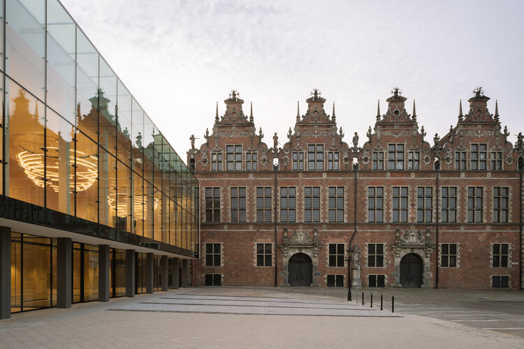   Театр Выбжеже в Гданьске / WAPA Warsztat Architektury Pracownia Autorska - Фотография экстерьера, окон, фасада
