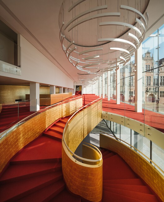   Театр Выбжеже в Гданьске / WAPA Warsztat Architektury Pracownia Autorska - Фотография интерьера, лестница, балка, перила