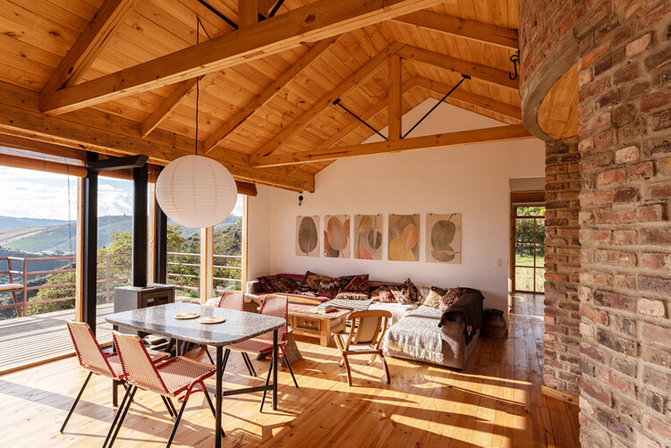 Wills House / Yemail Arquitectura - Фотография интерьера, Столовая, Стол, Дерево, Стул, Балка, Терраса, Патио