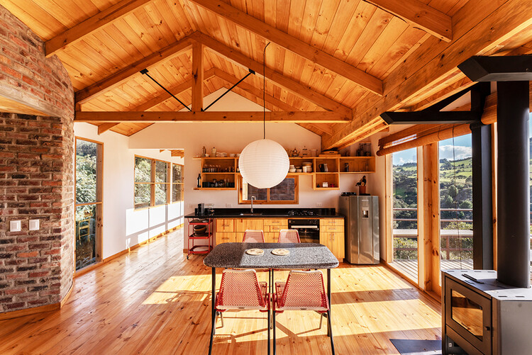 Wills House / Yemail Arquitectura - Фотография интерьера, стол, балка, стул, окна, терраса