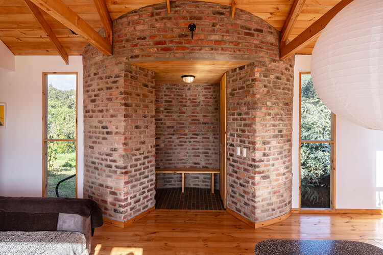 Wills House / Yemail Arquitectura - Фотография интерьера, балка, кирпич