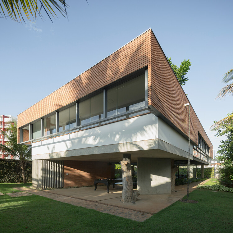 Дом Montes Claros / Venta Arquitetos - Фотография экстерьера, окна, фасад