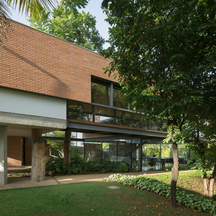 Дом Montes Claros / Venta Arquitetos - Фотография экстерьера, окна, сад