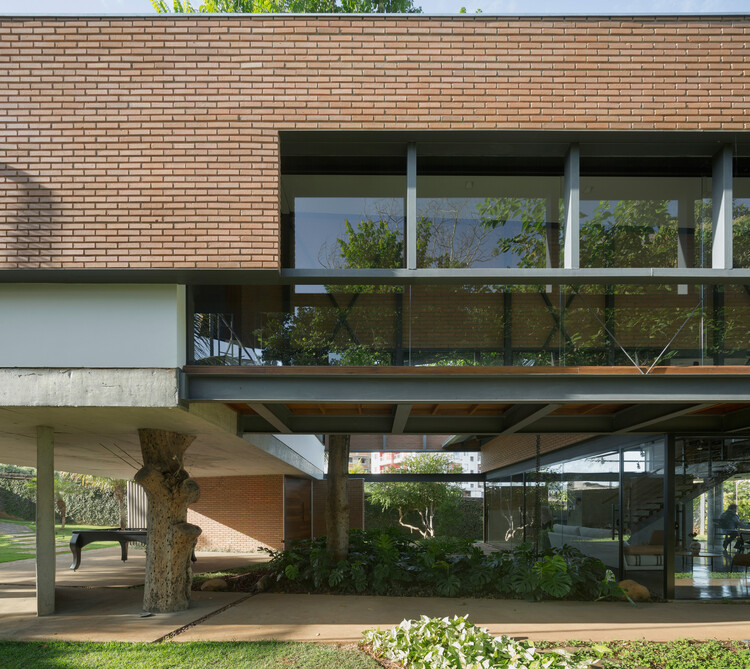 Дом Montes Claros / Venta Arquitetos - Фотография экстерьера, окна, фасад