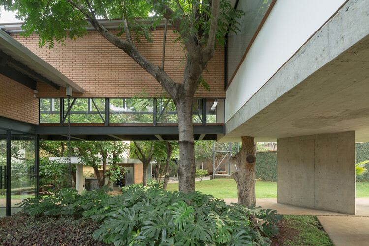 Дом Montes Claros / Venta Arquitetos - Фотография экстерьера, сад