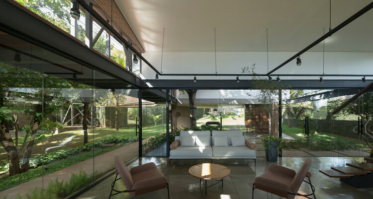 Дом Montes Claros / Venta Arquitetos - Фотография интерьера, гостиная, стол, окна, стул