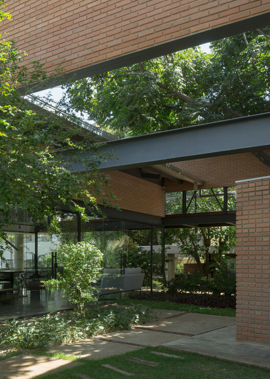 Дом Montes Claros / Venta Arquitetos - Экстерьерная фотография, фасад, окна, сад, двор, патио