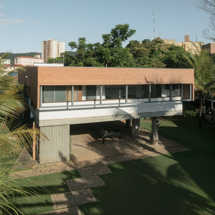 Дом Montes Claros / Venta Arquitetos - Фотография экстерьера, окна, фасад