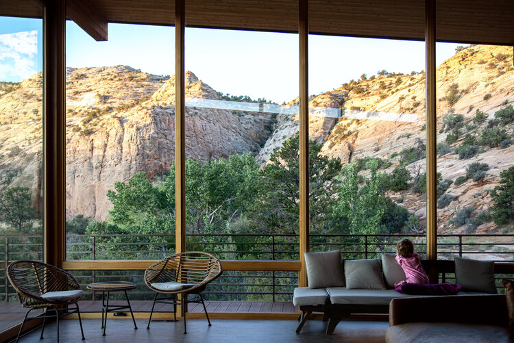 Escalante Retreat / Imbue Design - Фотография интерьера, гостиной, окон, освещения