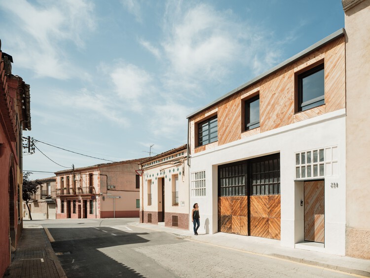 От гаража до дома / Judit Falgueras Arquitectura - Фотография экстерьера, окна, фасад