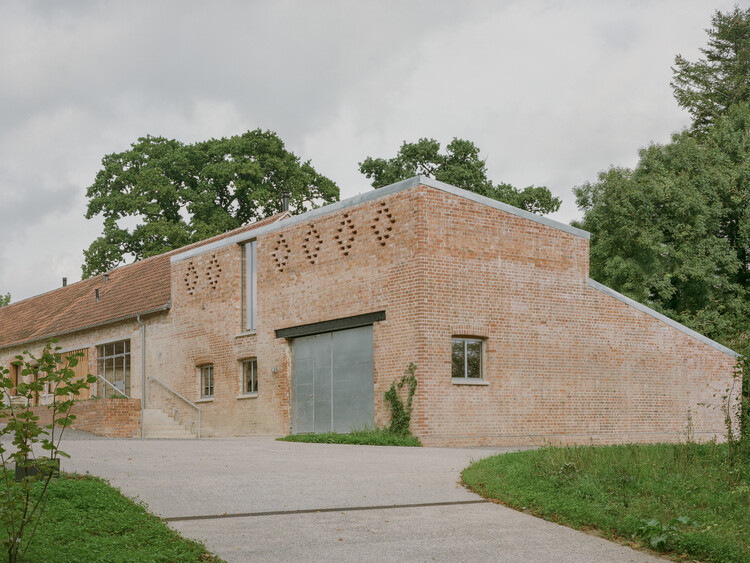 Wraxall Yard / Clementine Blakemore Architects — фотография экстерьера, окна, кирпич, фасад