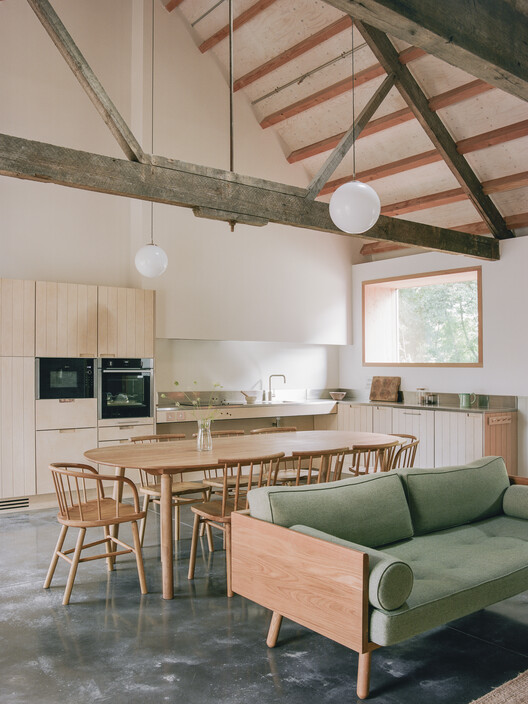 Wraxall Yard / Clementine Blakemore Architects — фотография интерьера, стол, диван, балка, стул, окна