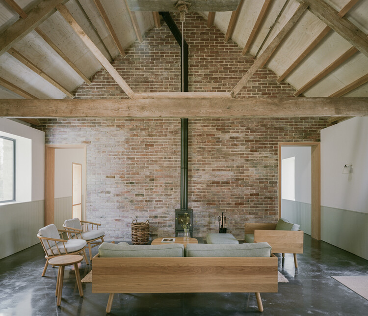 Wraxall Yard / Clementine Blakemore Architects — фотография интерьера, дерево, стол, окна, балка