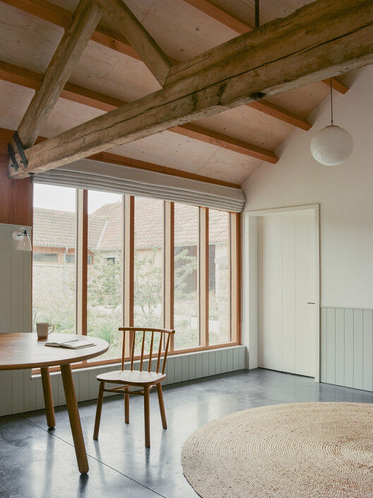 Wraxall Yard / Clementine Blakemore Architects — фотография интерьера, окна, стол, балка, стул