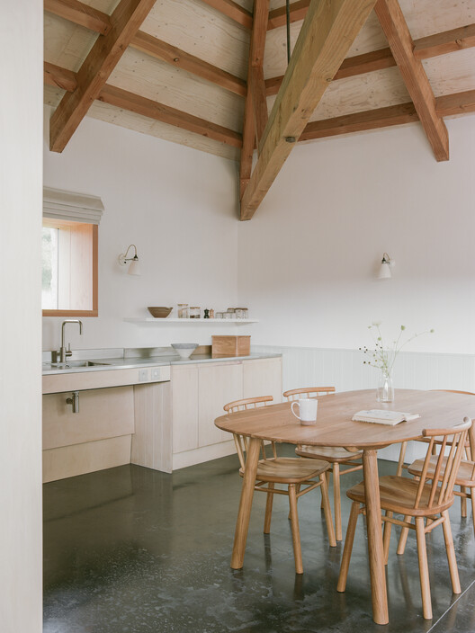 Wraxall Yard / Clementine Blakemore Architects — фотография интерьера, раковина, окна, балка