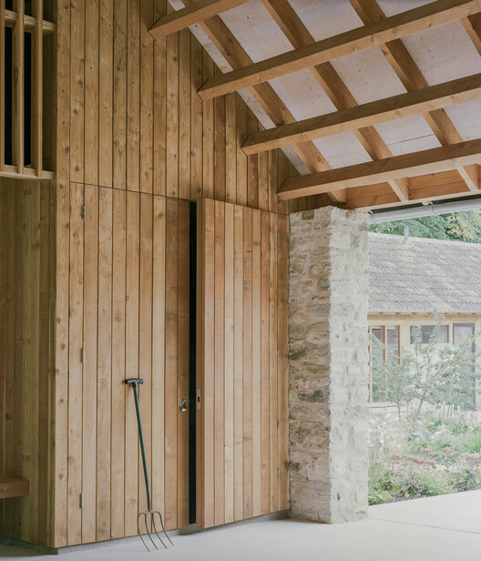 Wraxall Yard / Clementine Blakemore Architects - Фотография интерьера, дерево, балка, фасад, окна