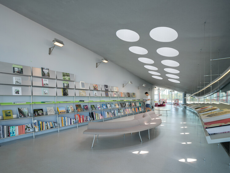 JUANZONG Books & Cafe / CASE PAVILION - Фотография интерьера, Стеллажи