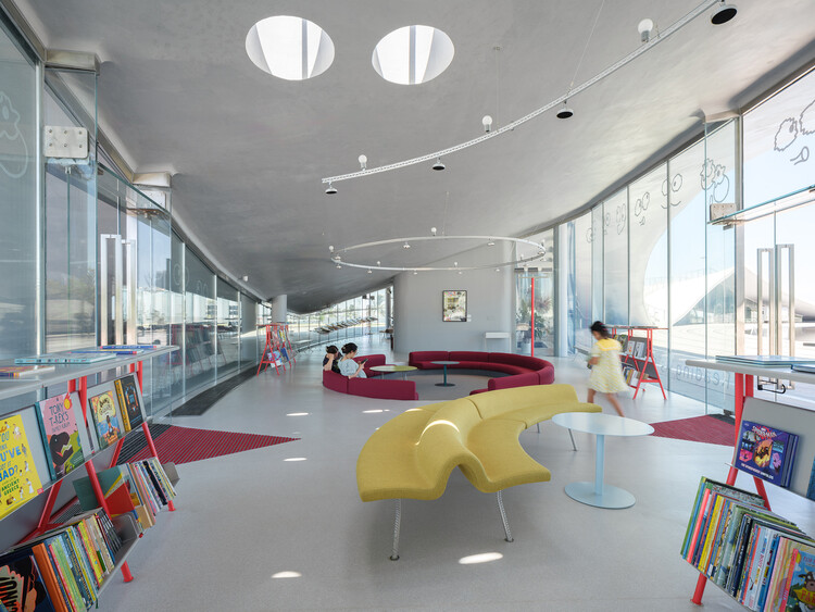 JUANZONG Books & Cafe / CASE PAVILION - Фотография интерьера, стеллаж, стол, стул