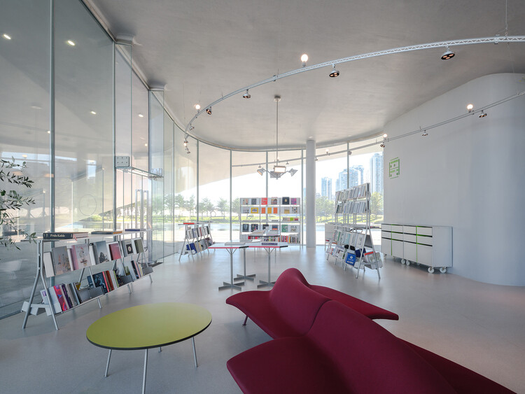 JUANZONG Books & Cafe / CASE PAVILION - Фотография интерьера, стол, стул
