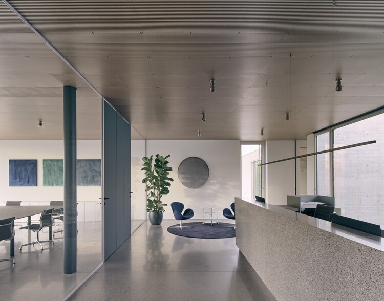 Штаб-квартира Be Advisor / depaolidefranceschibaldan Architetti - Фотография интерьера, кухни, стола