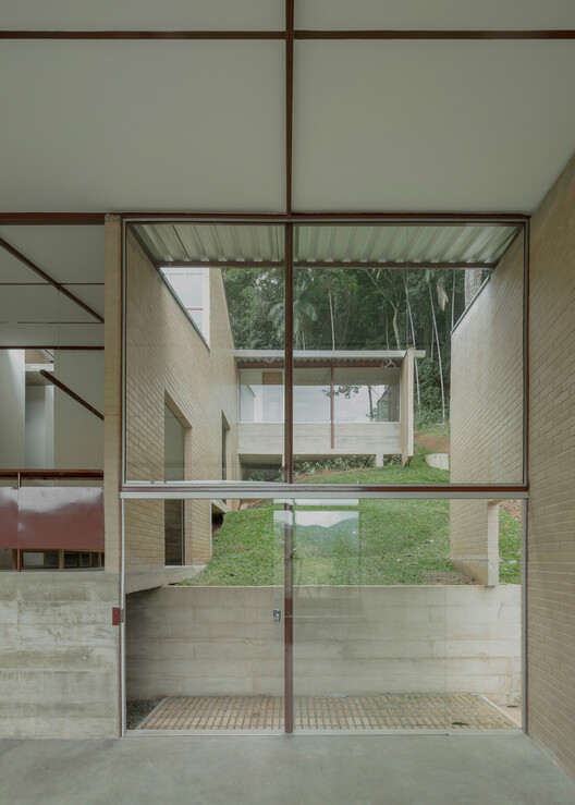 Vargem Grande House / Ayako e Zebulun arquitetura - Фотография интерьера, окна, стекло