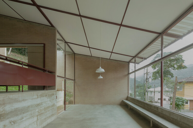 Vargem Grande House / Ayako e Zebulun arquitetura - Фотография интерьера, окна, фасад, балка, перила